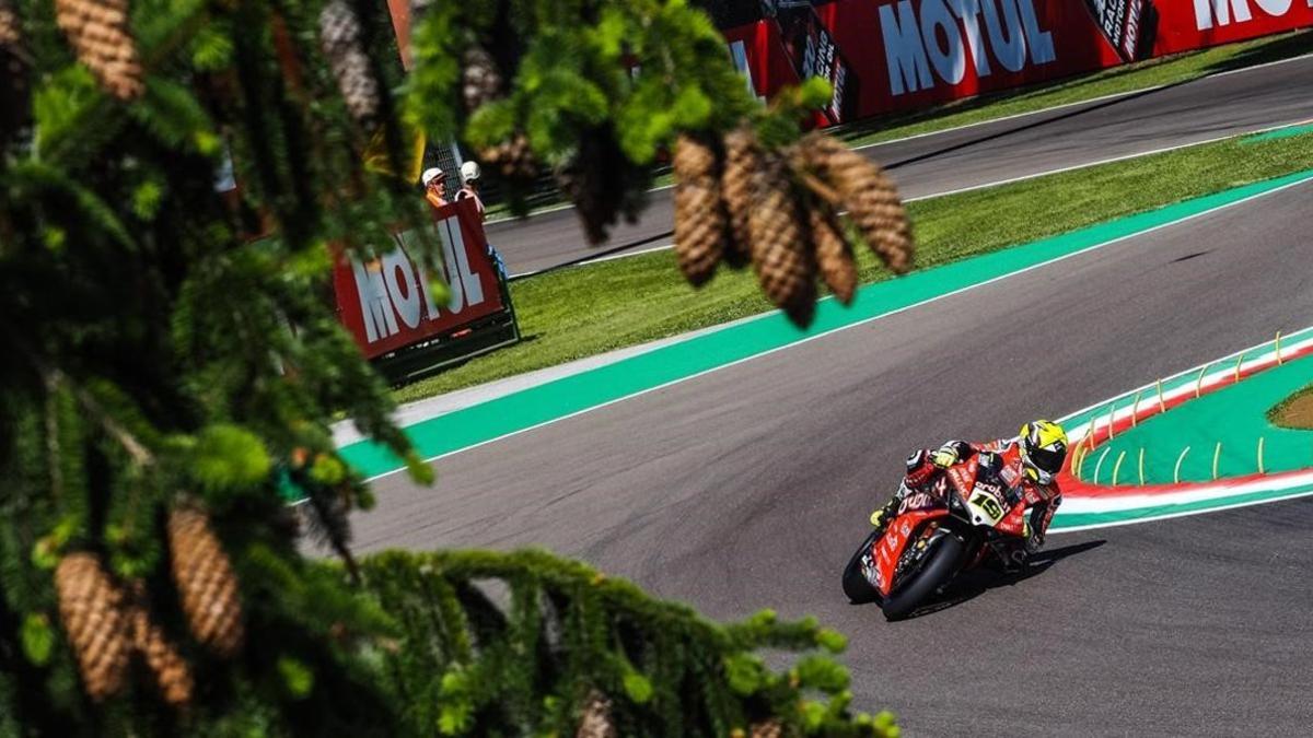 Álvaro Bautista (Ducati), durante la carrera de ayer en Ímola.