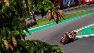 Álvaro Bautista (Ducati), durante la carrera de ayer en Ímola.