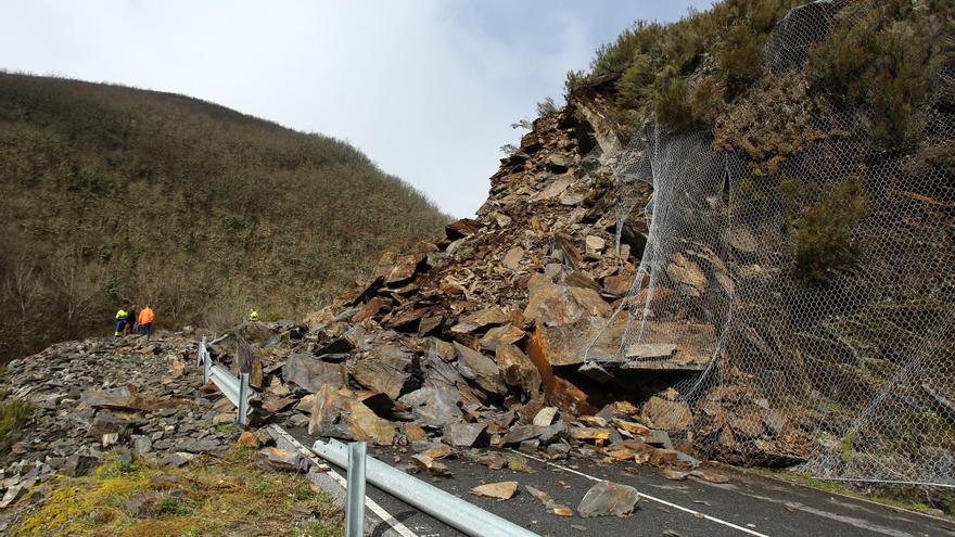 Un derrumbe de rocas y tierra corta la carretera entre Fabero y Peranzanes (León)