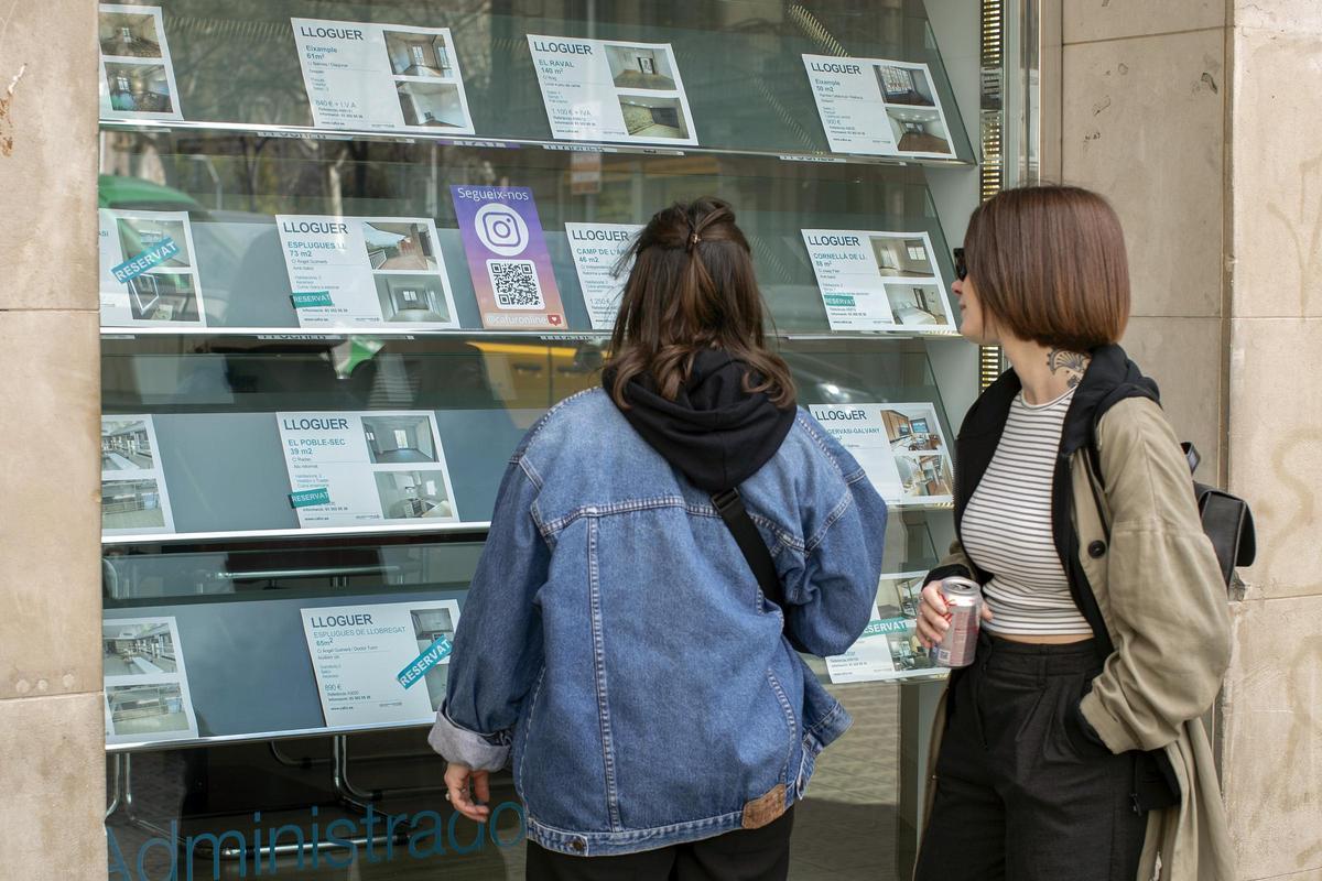 Jóvenes buscan pisos de alquiler en un punto del país