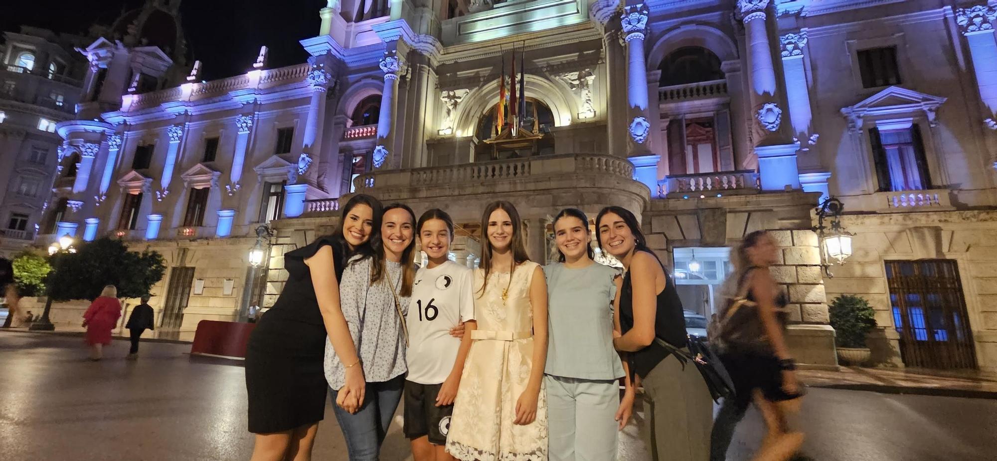 Y con cuatro miembros de la corte de Carmen y Nerea: Paloma, Sofía, Carla y Cayetana