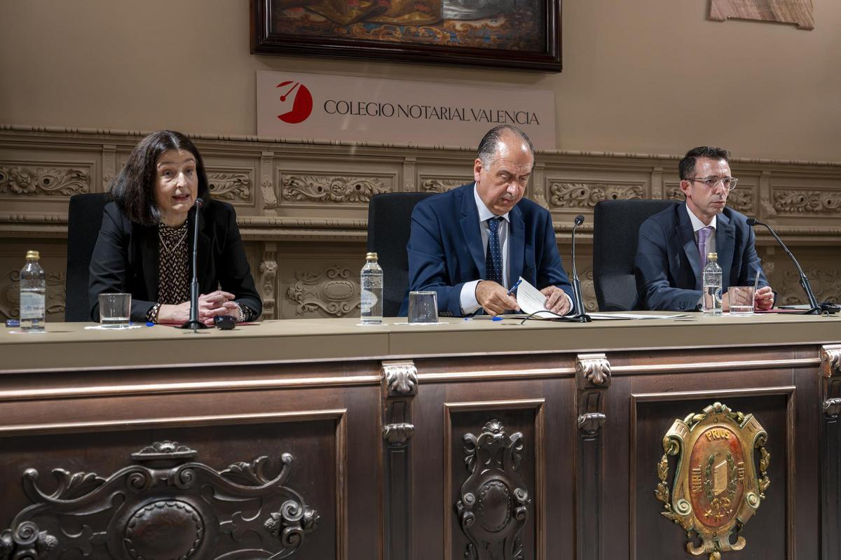 La mesa presidencial contó con la participación de Concepción Pilar Barrio Del Olmo, Juan Carlos Valderrama Zuirán y José Carmelo Llopis Benlloch.