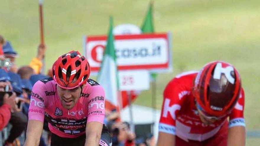 Dumoulin cruza la meta, ayer, junto al ruso Zakarin. // Luca Zennaro