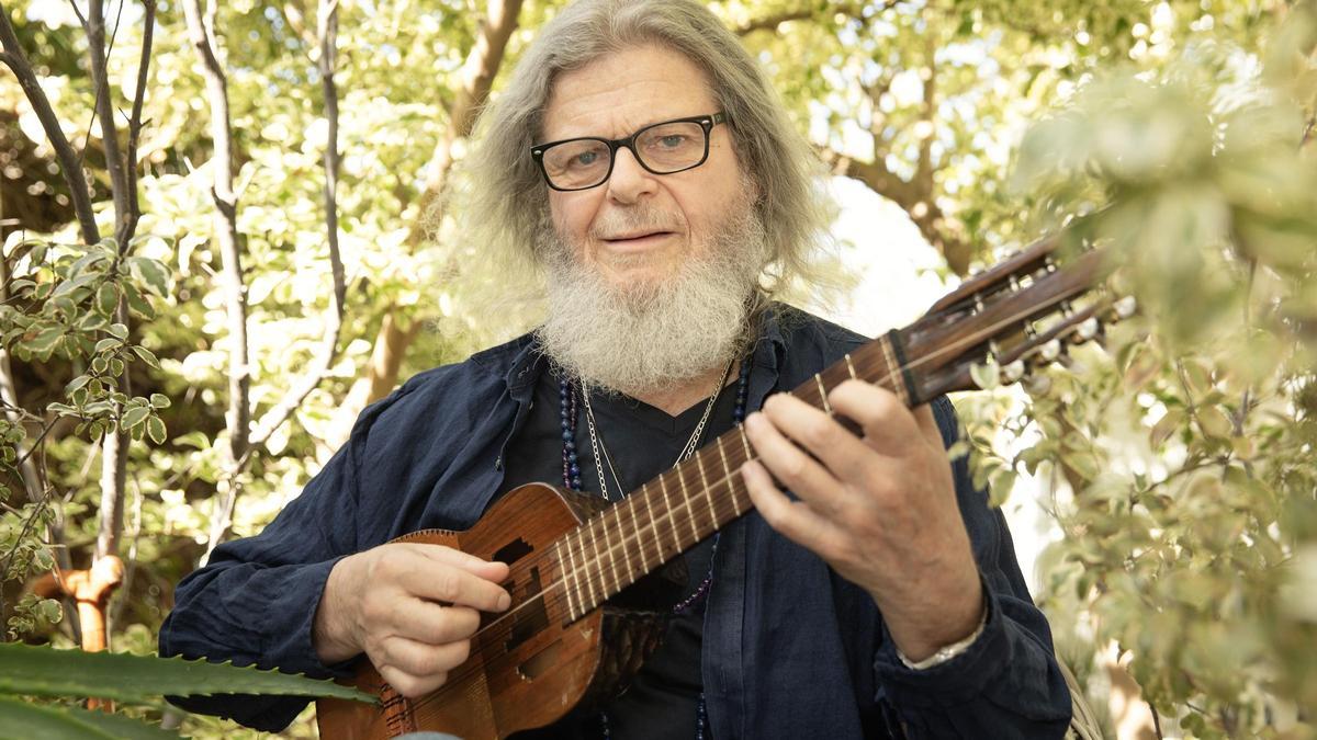 Gustavo Santaolalla y su famoso ronroco.