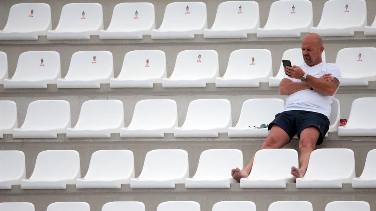 Un espectador aguarda el inicio de los partidos de waterpolo en Tarragona.