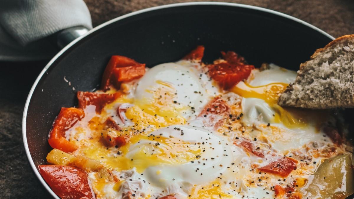 Adiós a la sartén: Esta es la forma correcta de cocinar huevos revueltos
