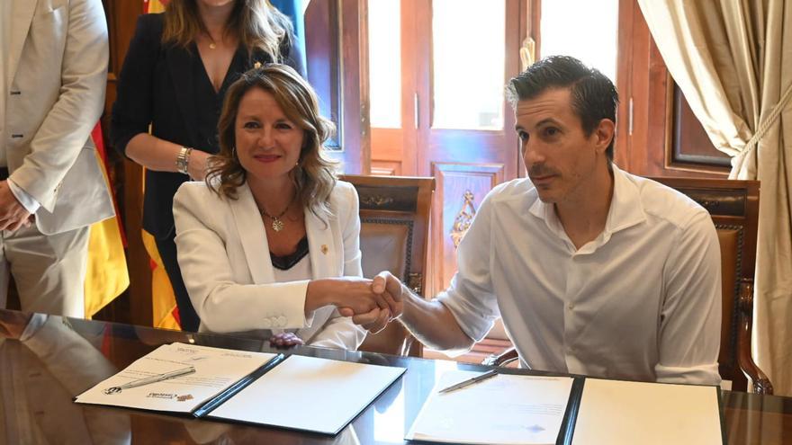 Vídeo: La alcaldesa Begoña Carrasco y el presidente del CD Castellón Haralabos Voulgaris en la firma del convenio