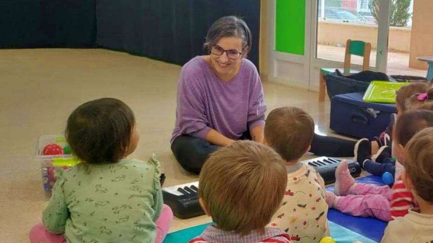 Una profesora imparte clase a niños en un centro de educación infantil en Murcia. | L. O.