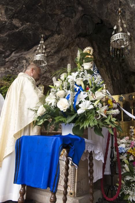 El Real Oviedo realiza la ofrenda floral a la Virgen de Covadonga