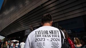 Hombre camiseta fechas gira Taylor Swift alrededores estadio Santiago Bernabéu