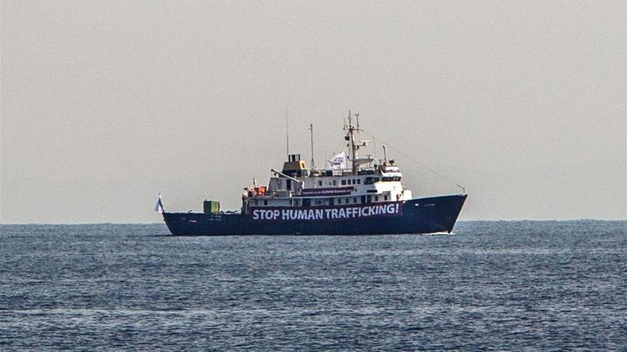 La extrema derecha acosa en alta mar a los barcos que rescatan a emigrantes