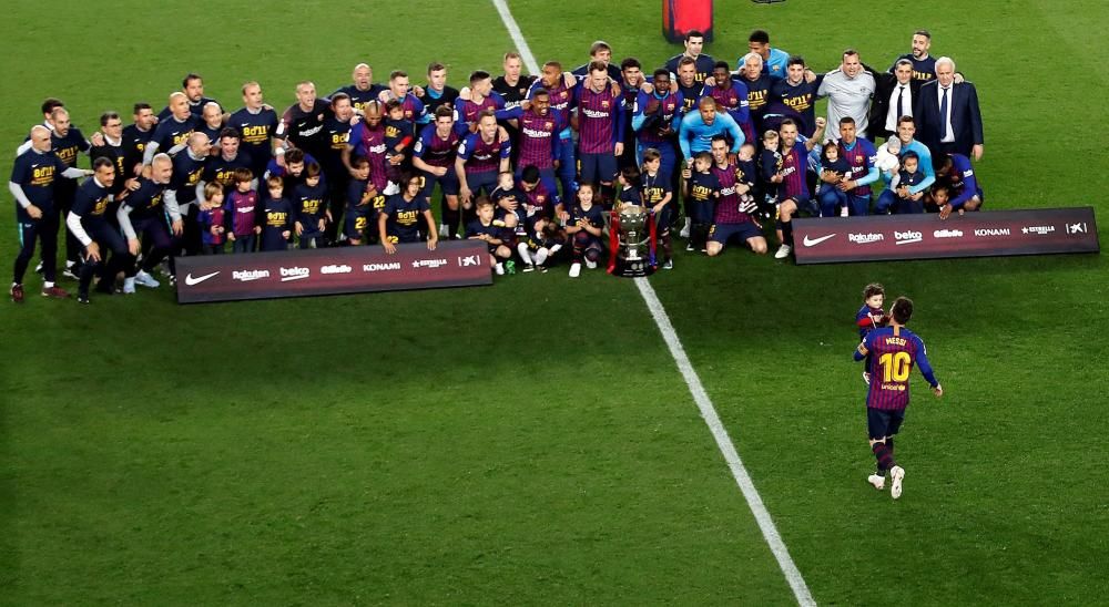 Los jugadores del Barcelona celebran el título.