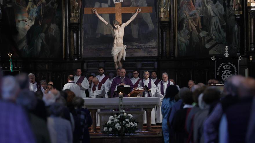 Ángel Fernández Llano, despedido por el clero como &quot;padre de la Iglesia&quot;