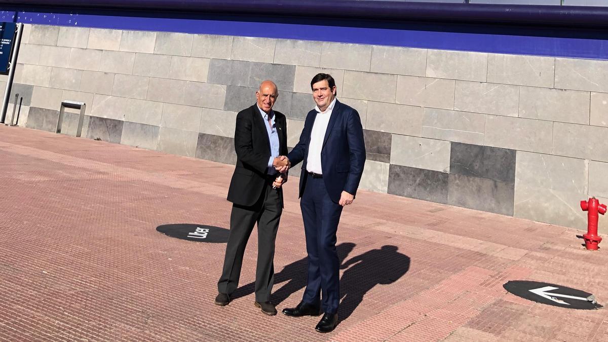 En el exterior de FITUR, Eugenio Rodríguez y Ángel Macías