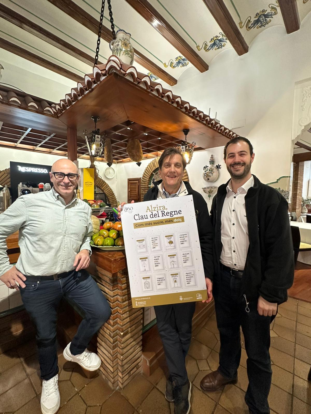 El alcalde de Alzira, Alfons Domínguez; el concejal de Cultura, Israel Pérez, y el restaurador Toni López, en la presentación de la campaña.