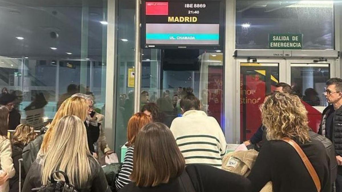 Pasajeros del vuelo de Air Nostrum cancelado en Peinador por los jugadores del Sevilla