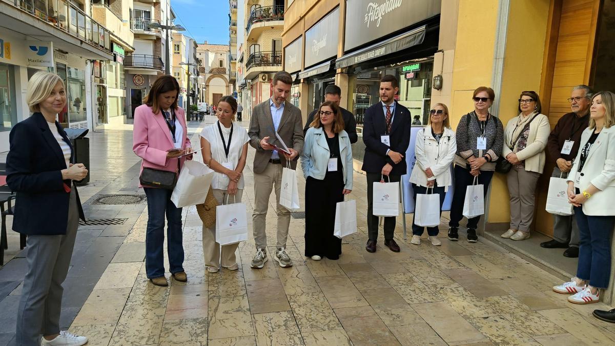 Maite Boscà con el primer grupo, formado por representantes municipales y de la sociedad civil de Gandia.