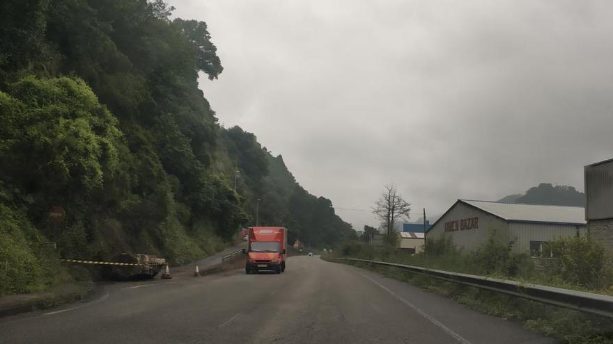 La carretera del hospital, ayer, reabierta, con una de las rocas asegurada en el arcén.