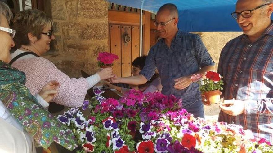 El regidor Josep Illa i l&#039;alcalde, Xavier Codina, obsequiant amb una flor dins la campanya de reciclatge