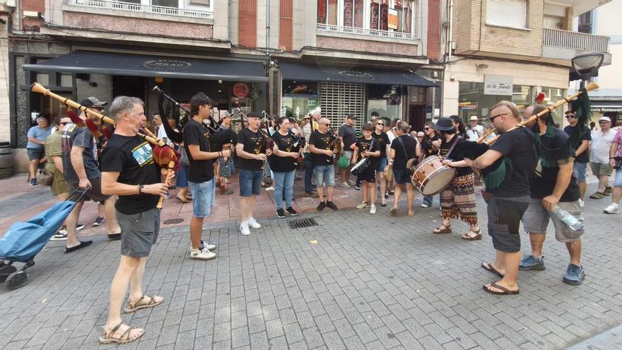 Las gaitas salen al mercado en Grado, que clausura un existoso festival Folk in Grau: "Se llenó todos los días"
