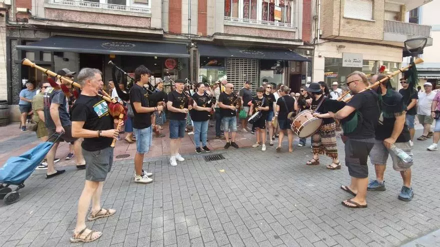 Las gaitas salen al mercado en Grado, que clausura un existoso festival Folk in Grau: "Se llenó todos los días"