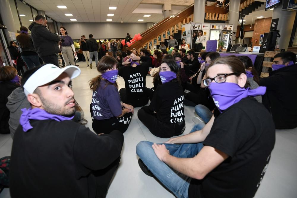 Sentada y performance feministas en el campus de Pontevedra