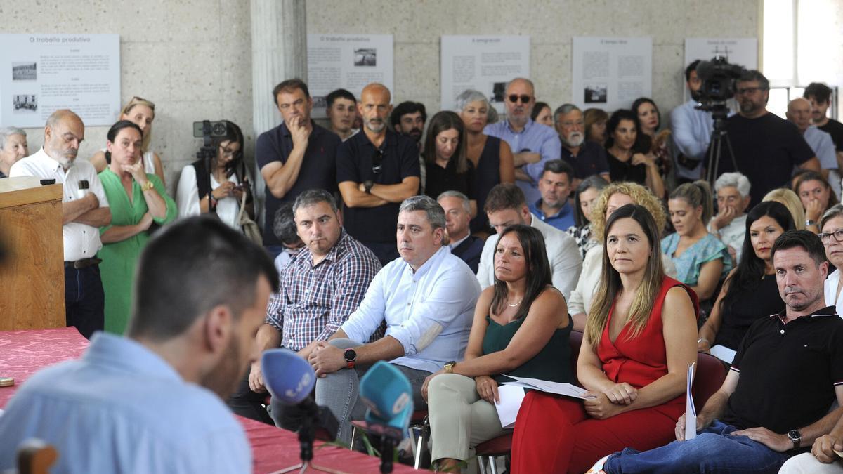 Pichel y su equipo de gobierno durante la moción.