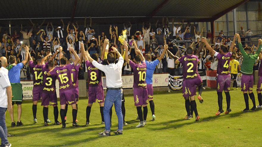 Los jugadores celebran con la afición desplazada a Talavera el pase a la siguiente ronda. photo-deporte