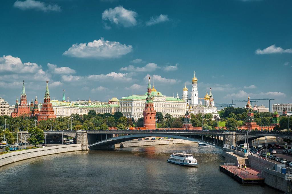 Kremlin de Moscú y el río Moscova.