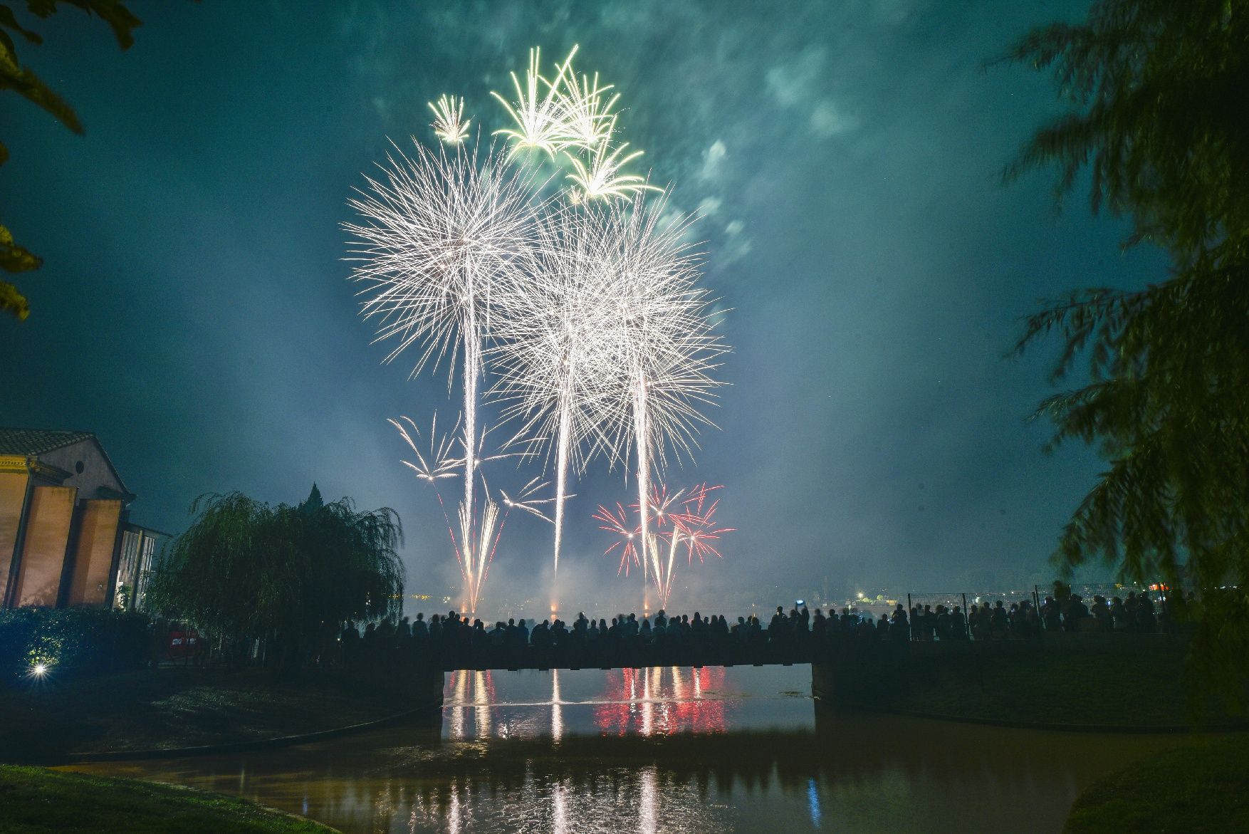 El Parc de l'Agulla s'omple per veure el Castell de Focs