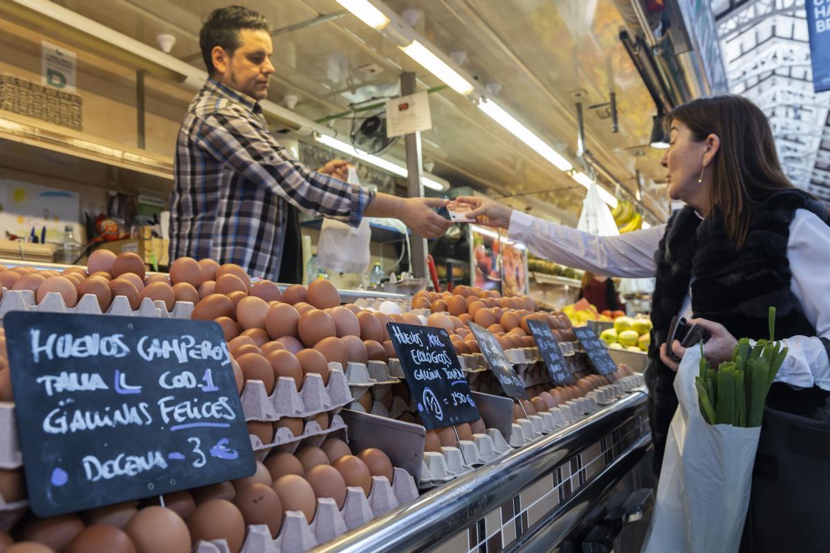 Valencia. La inflacion baja pero los precios de la verdura, la fruta y los huevos se dispara. Visitamos el Mercado Central. MERCADO CENTRAL . PARADAS . PUESTOS . VENDEDORES . CLIENTES . SUBIDA DE PRECIOS . INFLACIÓN
