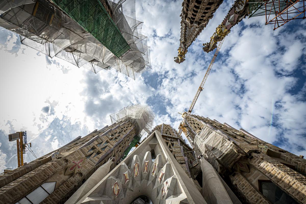 Dos colosales figuras de mármol griego de Thasos, el más blanco del mundo, aguardan a los pies del templo de la Sagrada Família para ser alzadas en octubre a la cima de las torres dedicadas a los evangelistas Juan y Mateo, la primera, como marca la tradición cristiana, un águila, y la segunda, con un esculpido que a veces confunde incluso a los más creyentes, con el aspecto de un hombre alado, sin que eso sea exactamente un ángel.