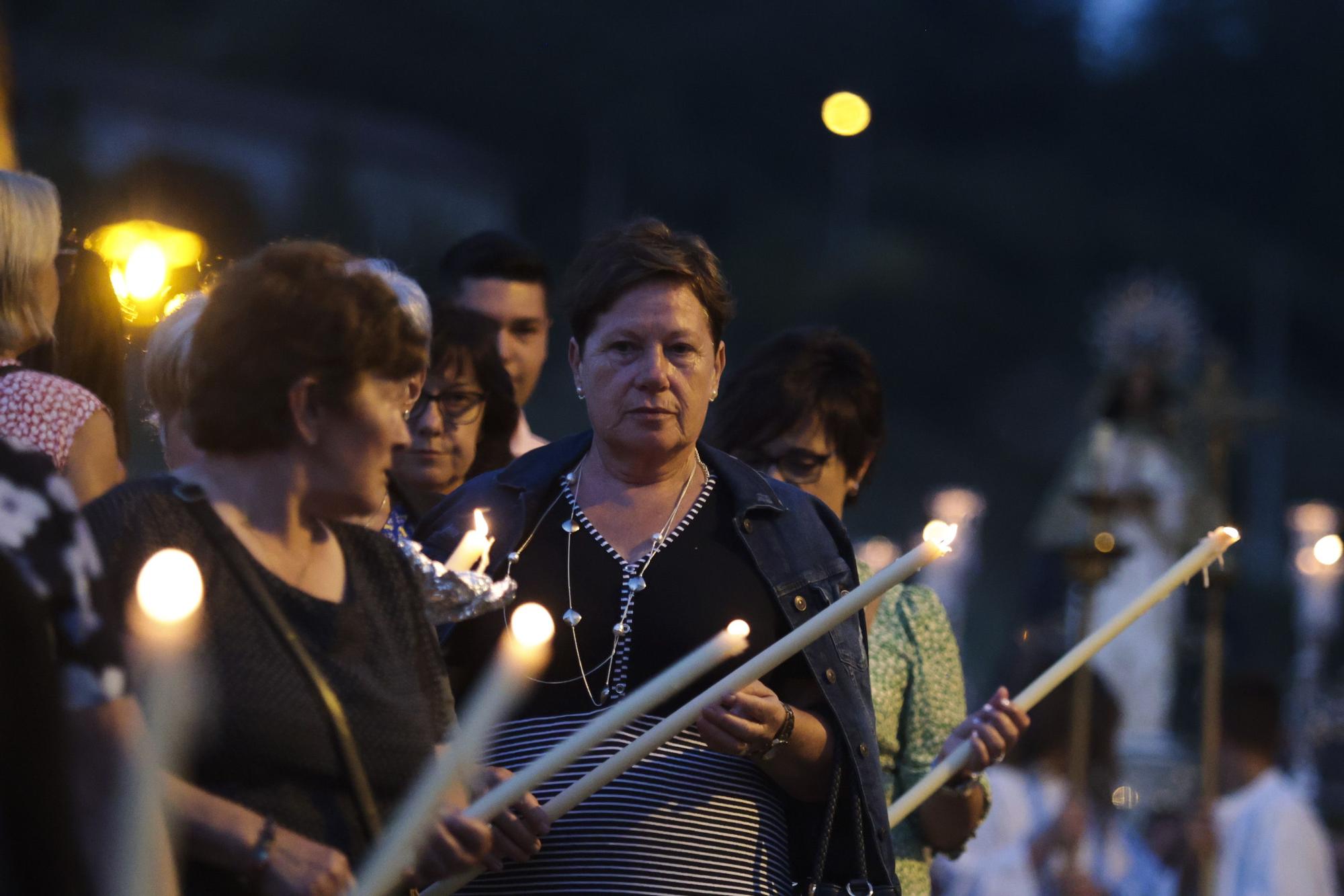 Así fue la procesión de la virgen del Otero que iluminó la noche de Pola de Laviana