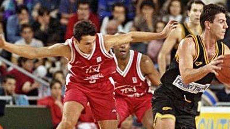 Lázaro i Katsikaris en el partit de la Korac del 1996 entre el TDK i l&#039;AEK