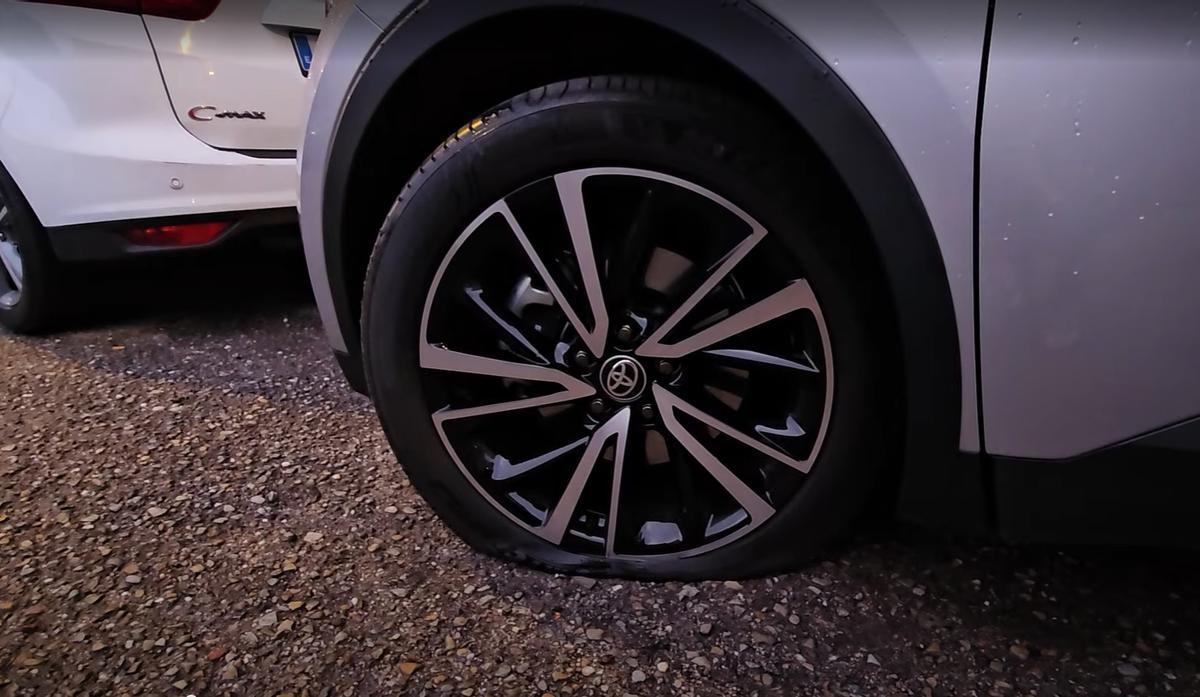 Coches de aficionados del Lyon con las ruedas pinchadas en el entorno de Balaídos