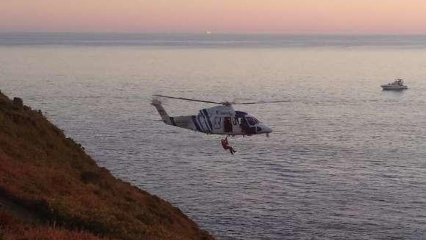 El helicóptero en el rescate de ayer. // Emerxencias Sanxenxo