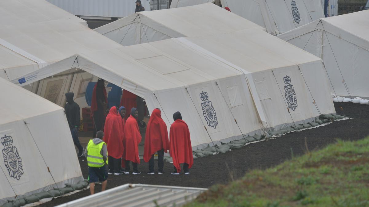 Varios migrantes en el Centro de Acogida Temporal de Extranjeros, a 27 de noviembre de 2023, en San Andrés, El Hierro, Islas Canarias (España).