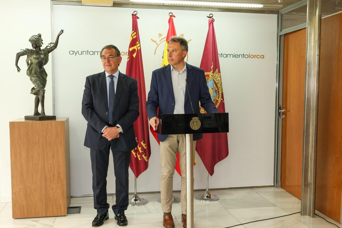 Fulgencio Gil y Santiago Parra comparecían ante los medios.