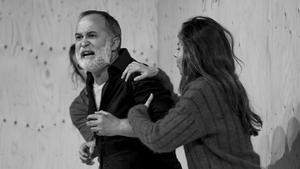 Luis Bermejo (centro), sujetado por Irene Escolar y Gonzalo Cunill, en una escena de ’Vania’.