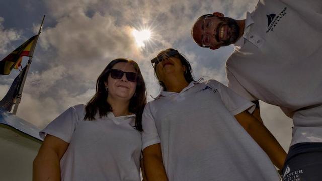 Dayana Maines, Andrea Bada y Germán de las Heras, en la lancha, en el muelle de Avilés