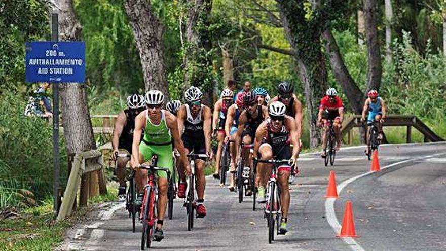 Els participants d&#039;una de les proves d&#039;ahir a Banyoles, en la cursa ciclista.