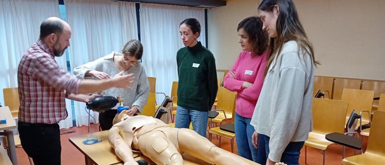 Una de las explicaciones con el doctor Ignacio Cenoz, médico especialista en UCI.  // FDV