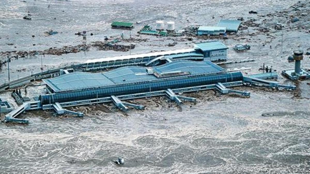 El aeropuerto japonés de Sendai, anegado por el agua tras el tsunami que provocó el terremoto.