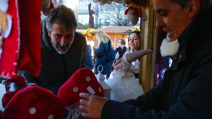 Alberto Varela interesándose por uno de los productos.  | // I. ABELLA