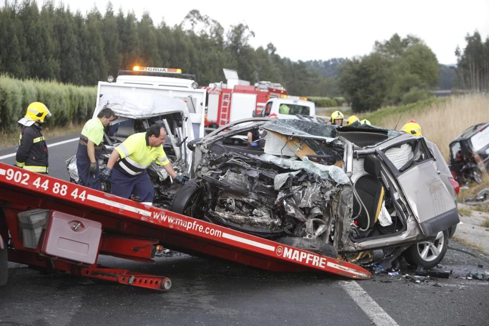 Dos fallecidos en un accidente en Aranga