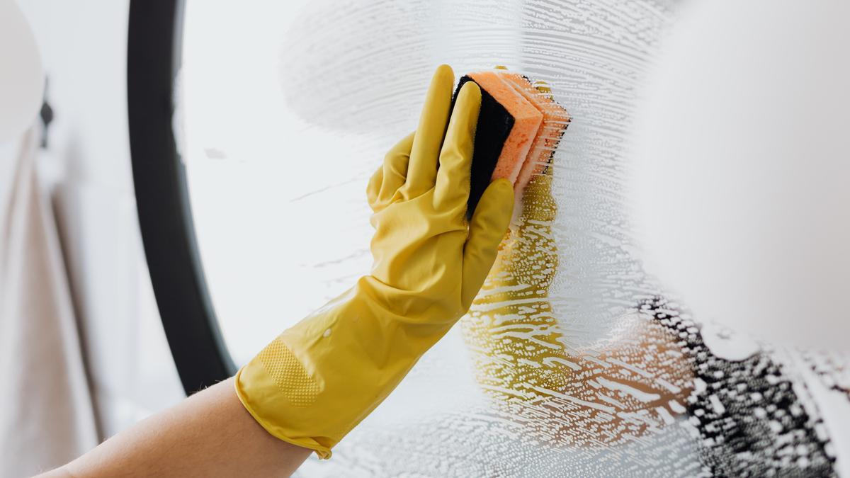 Cómo hacer limpiacristales casero para que las ventanas y los espejos  queden impecables