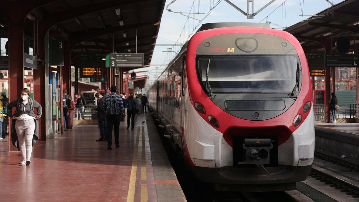 Un tren de Renfe en la estación de Chamartín, en Madrid.