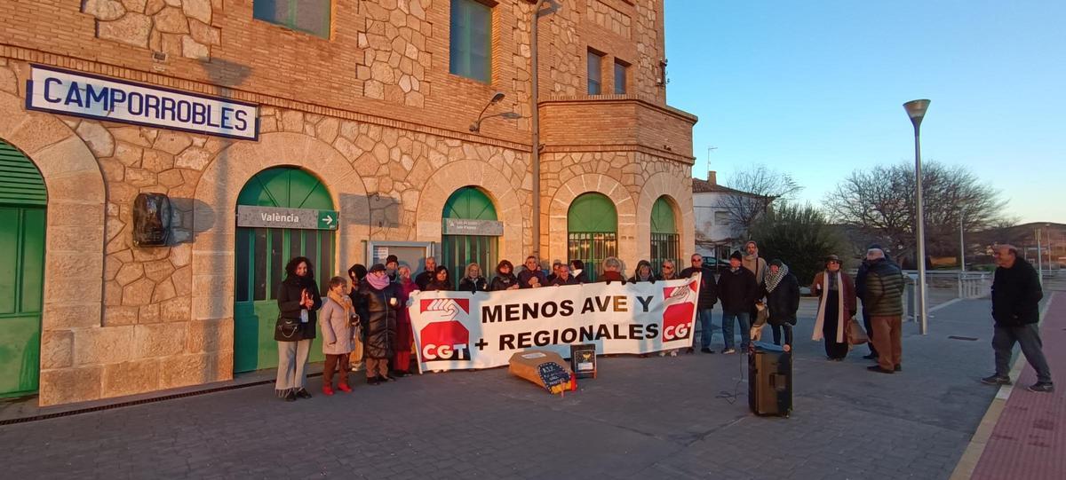 La concentración de los vecinos de Camporrobles realizada ayer, en el tercer aniversario del cierre de la línea