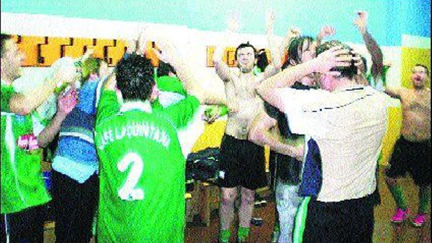 Los jugadores del Café La Quintana de Ciaño, celebrando el ascenso a Primera.