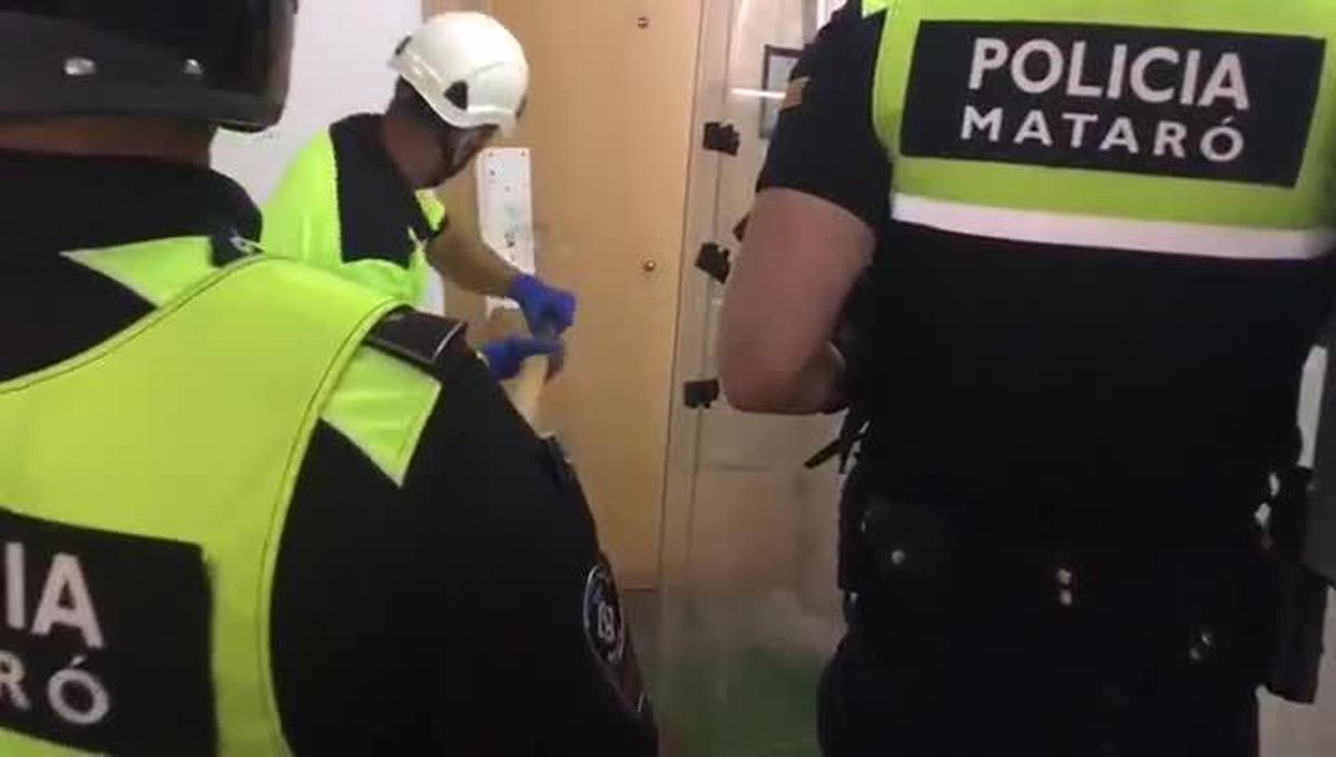 Desalojo de un edificio ocupado en el barrio de Cerdanyola de Mataró.